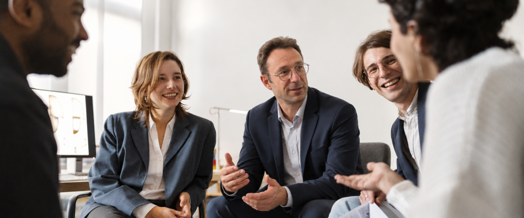 Reunion-collaborative-au-bureau-lumineux